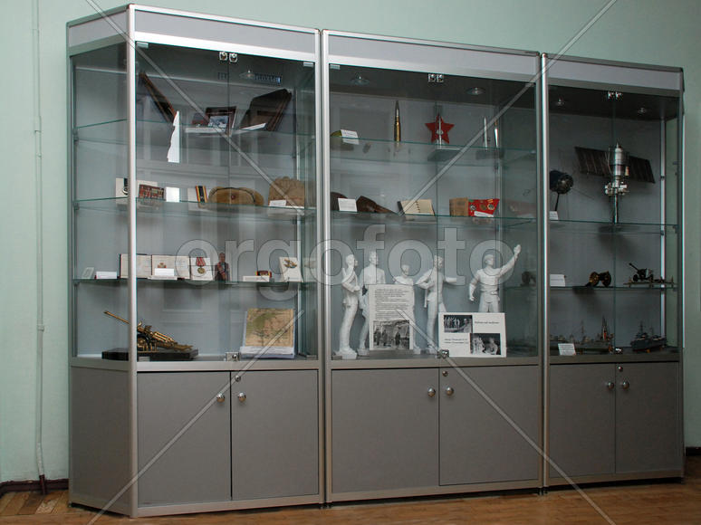 Стеллаж музея Боевой Славы артиллерийской специальной школы №2