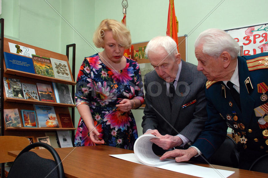 Музей боевой славы артиллерийской спецшколы №2 - проверка книги памяти 