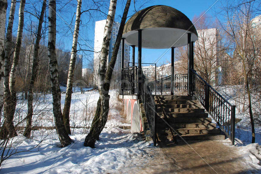 Ротонда на мосту через речку в московском парке