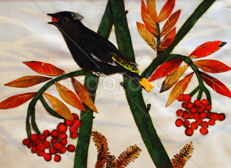  Птичка с ягодкой рябины в клюве