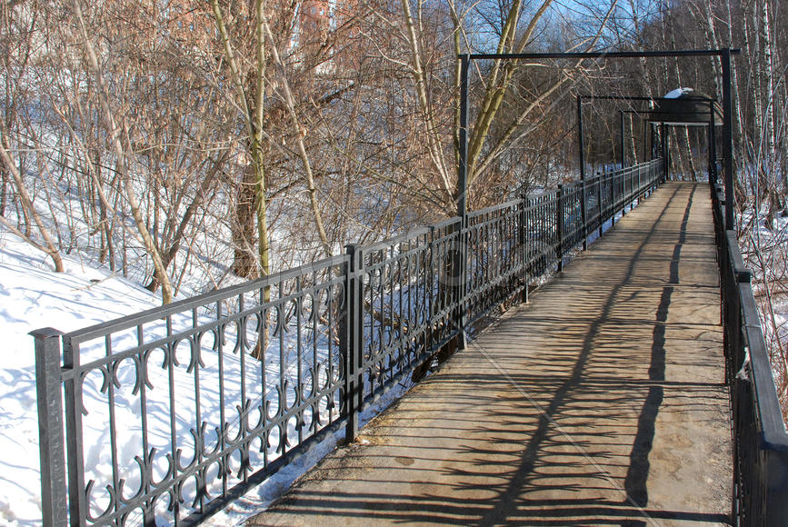 Пешеходный мост через речку в московском парке - на заднем плане ротонда