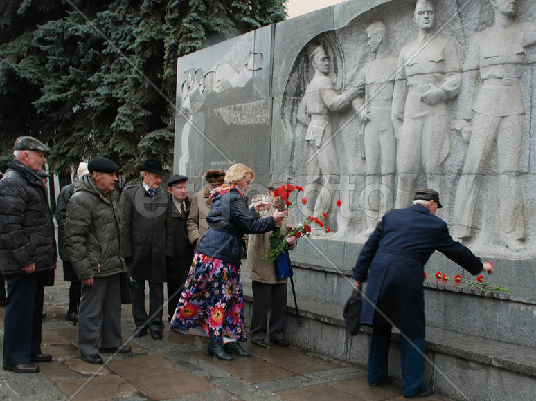 Возложение цветов к стеле памяти воспитанникам артиллерийских спецшкол