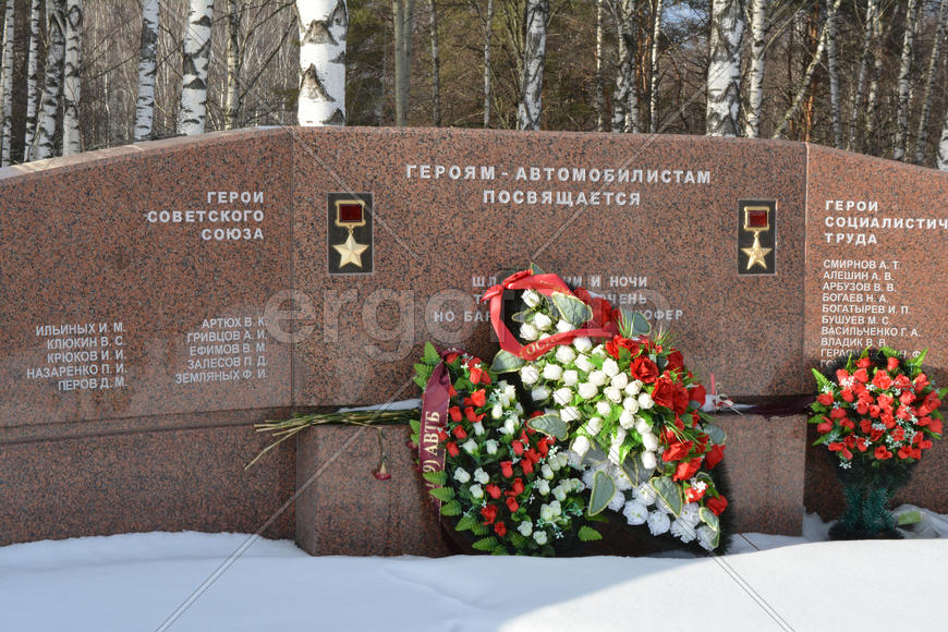 Памятник героям-автомобилистам на Ленинском проспекте  возле станции метро Тропарево 