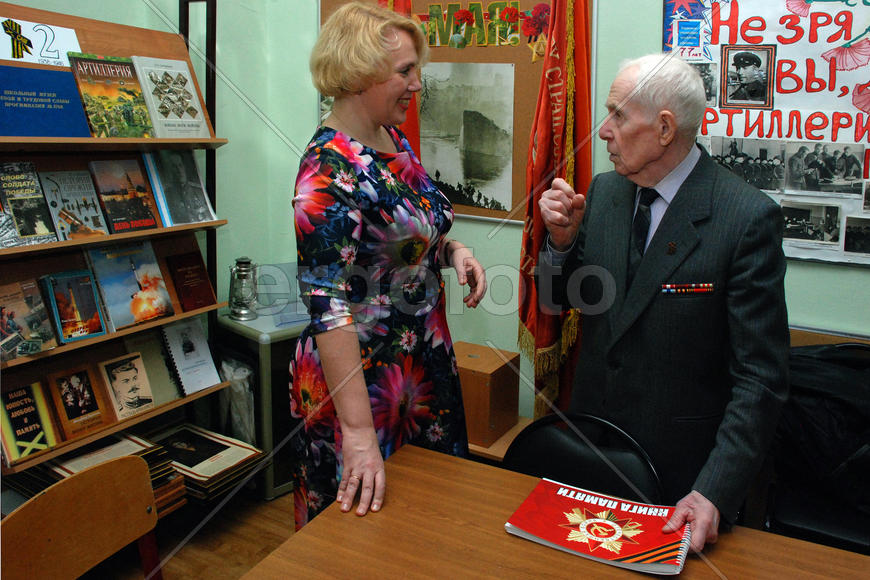 Музей боевой славы артиллерийской спецшколы №2 - рабочий момент с книгой памяти