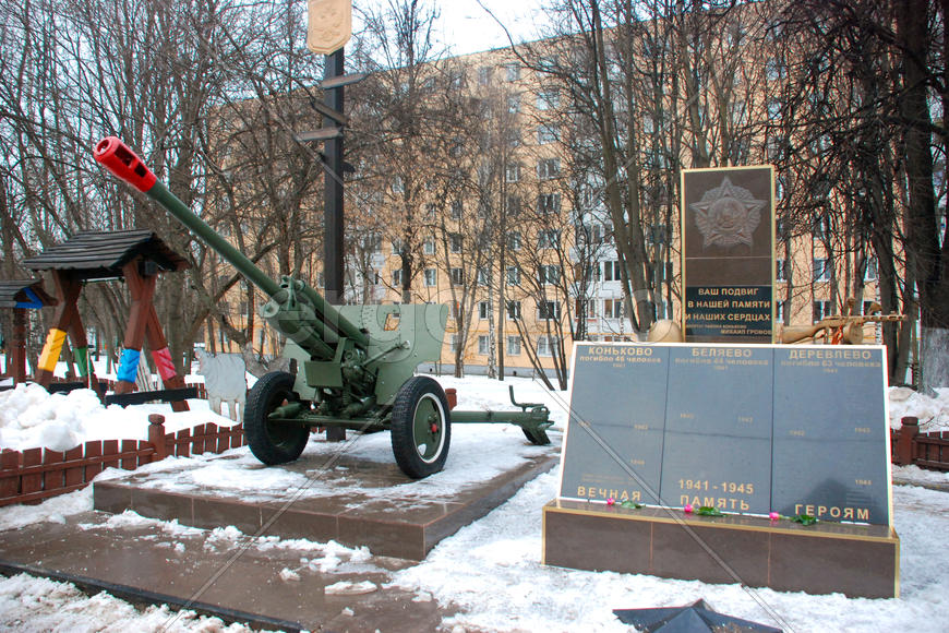 Пушка и мемориальная доска на Московской улице