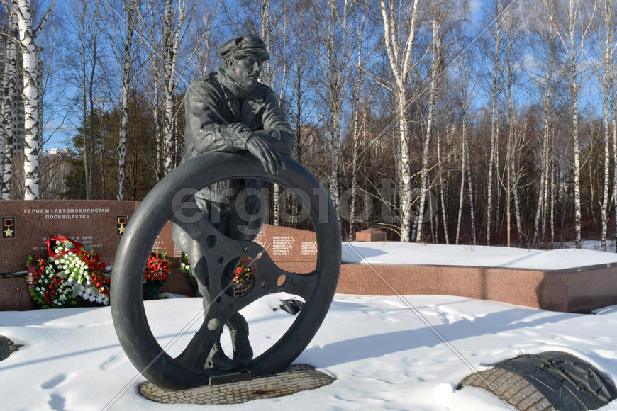 Памятник героям-автомобилистам на Ленинском проспекте  возле станции метро Тропарево 