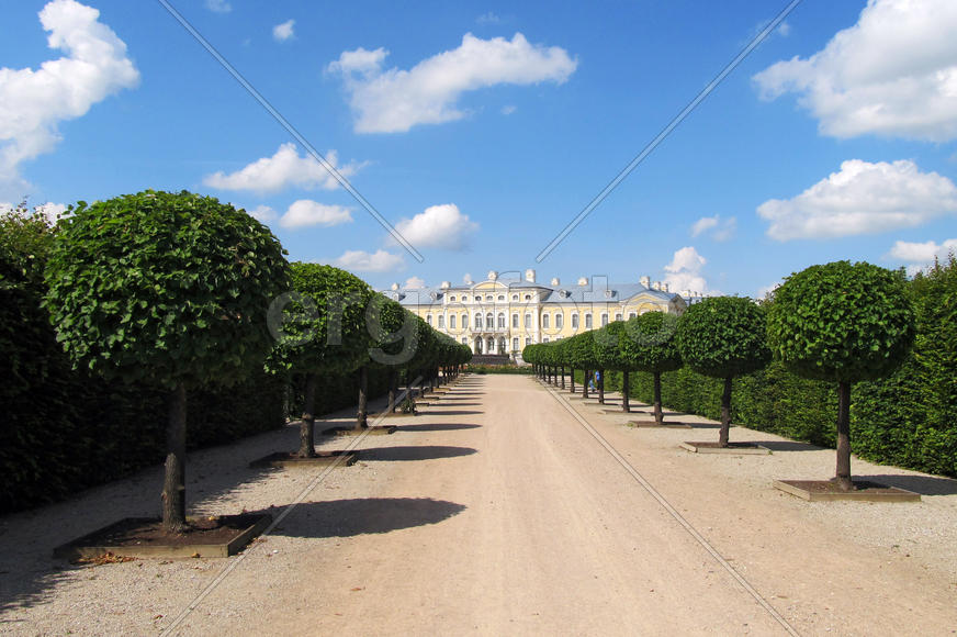 Рундальский дворец, вид с центральной парковой аллеи