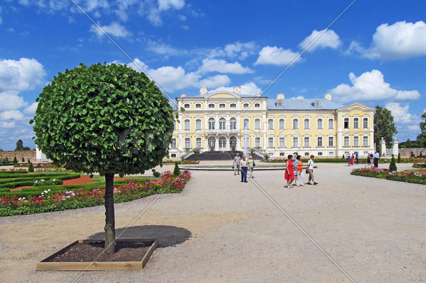 Рундальский дворец, фасад со стороны парка