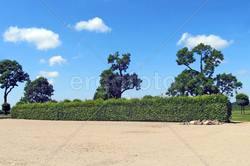 Парк Рундальского дворца при входе на территорию комплекса