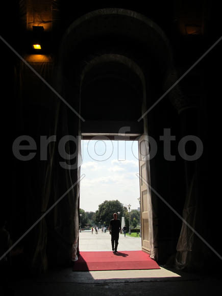 Человек входит в храм