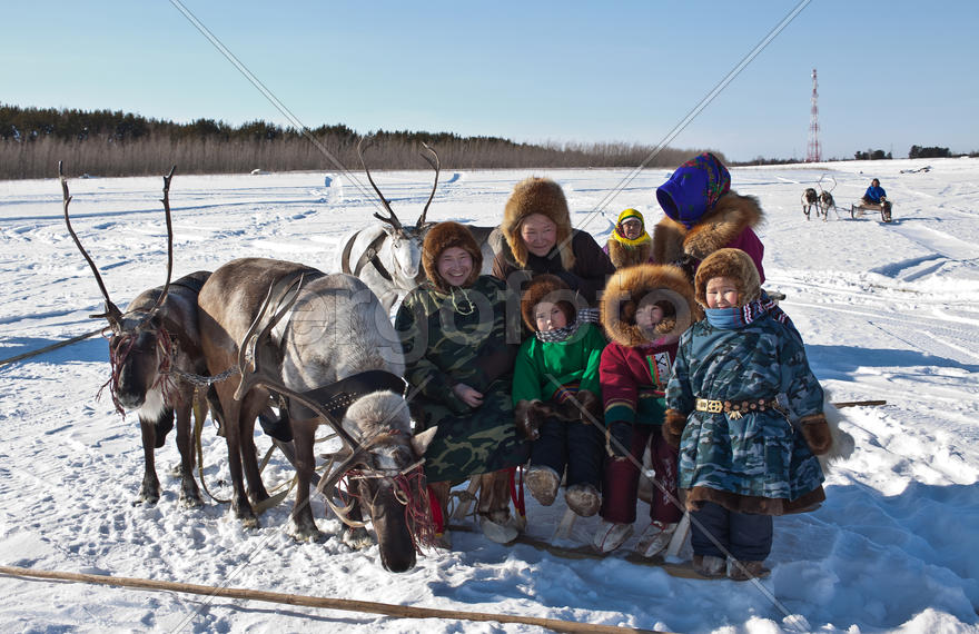 Хантыйская семья на нартах с оленями