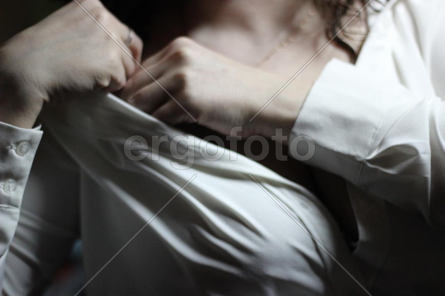 Женщина в белой рубашке