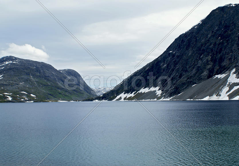 Горное озеро Дьюпваатнет