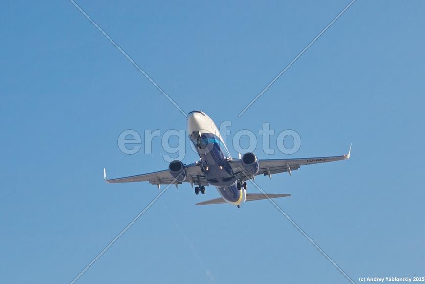 Boeing 737-800 заходит на посадку