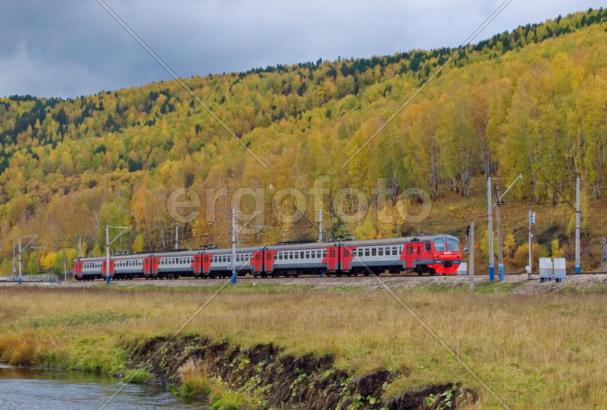 Электричка среди осеннего леса