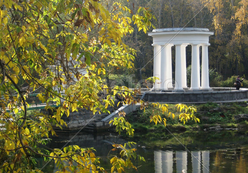 Ротонда осенью