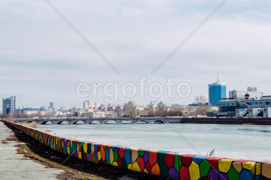 Ярко выкрашенный бордюр на берегу реки 