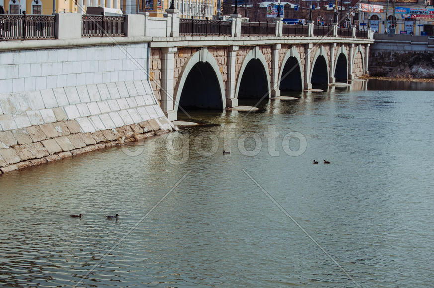 Алчный, каменный мост над рекой