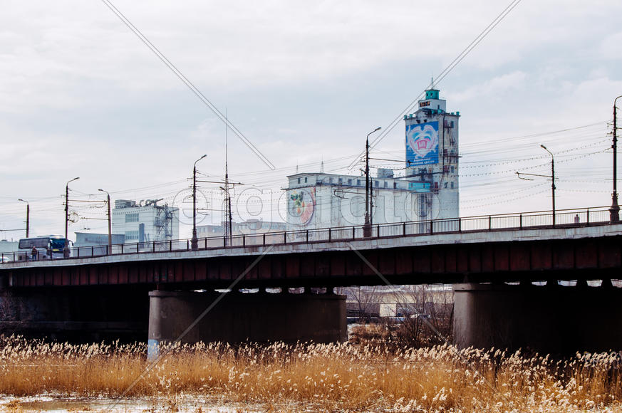 Бетонный мост над рекой 