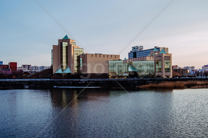 Архитектура города. вид с реки 