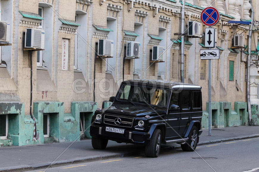 Припаркованный на тротуаре автомобиль