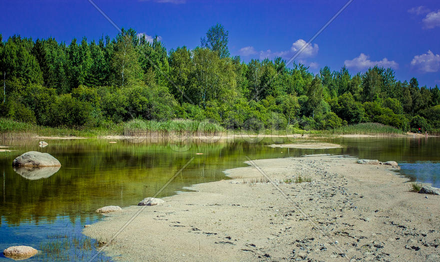 Ясний день на берегу реки 