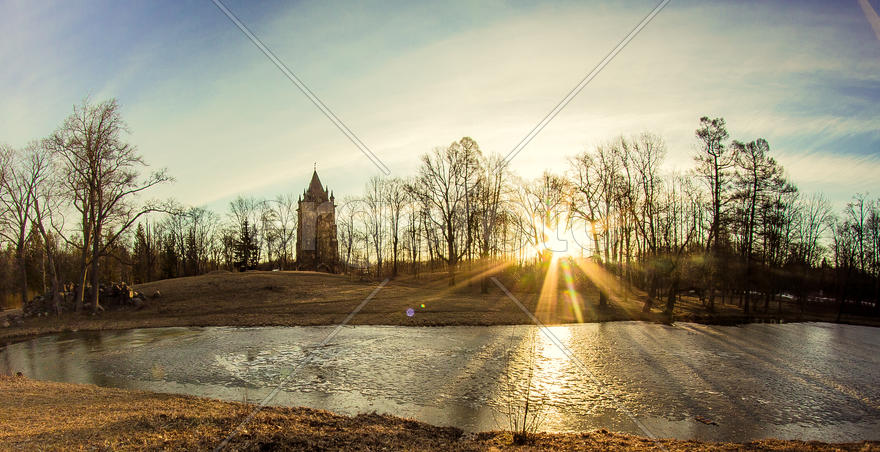 Рассвет над парком и часовней 