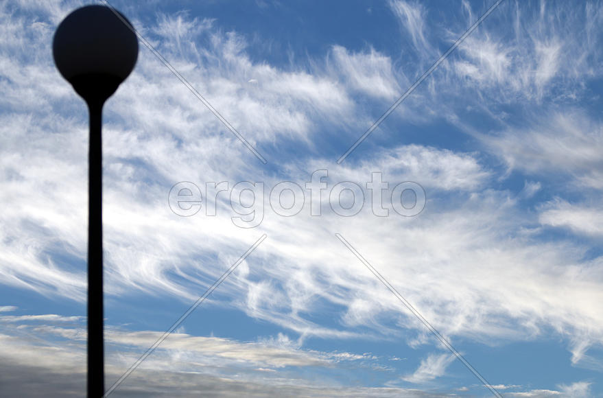 Уличный фонарь на фоне неба