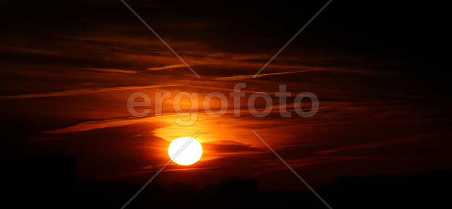 Солнце на фоне черного неба 