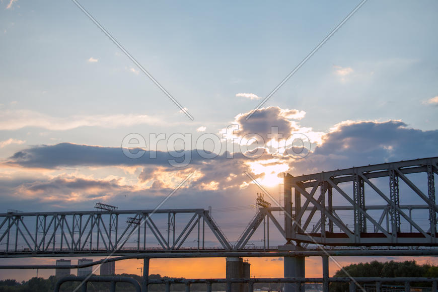 Железнодорожный мост на закате