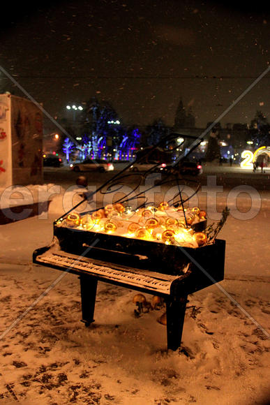 Новогодняя иллюминация. Рояль