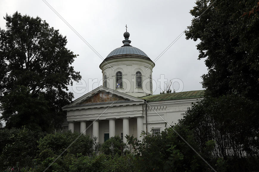 Каменная пятипрестольная церковь на озере Песво