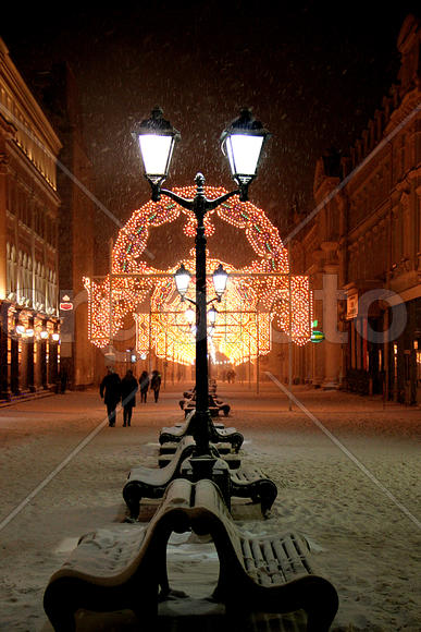 Новогодняя иллюминация. Ночь. Скамейки