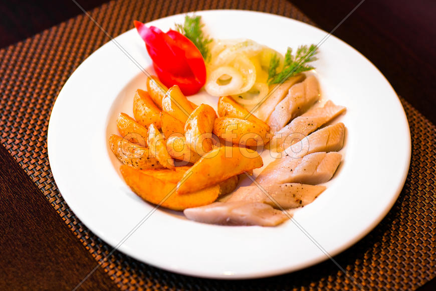 Сельдь с картофелем, помидорами черри и маринованным луком