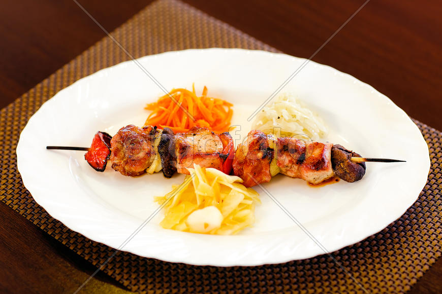 Шашлык из свинины с овощами