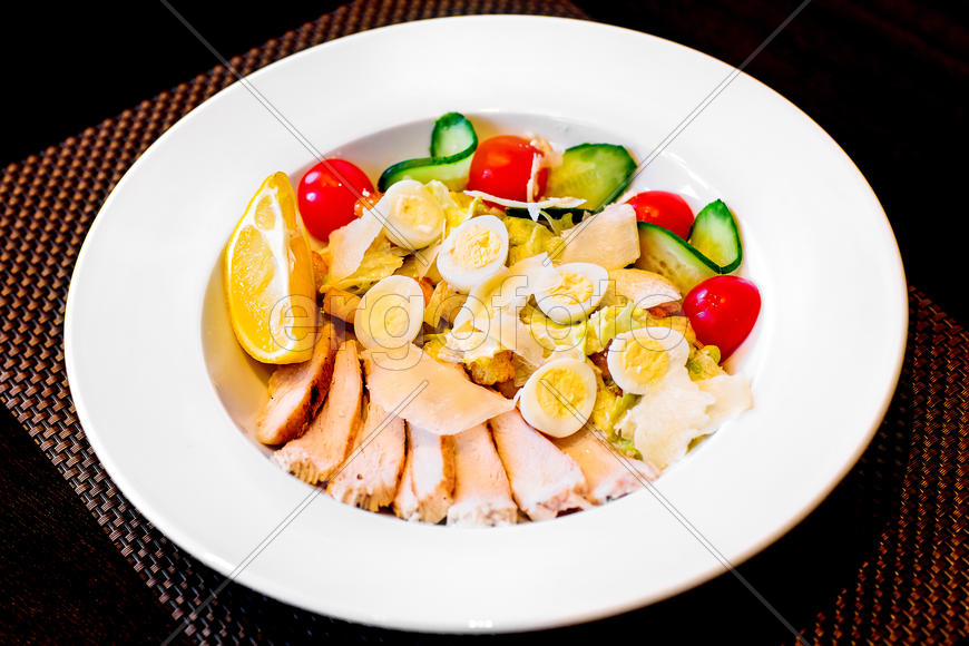 Салат с перепелиными яйцами