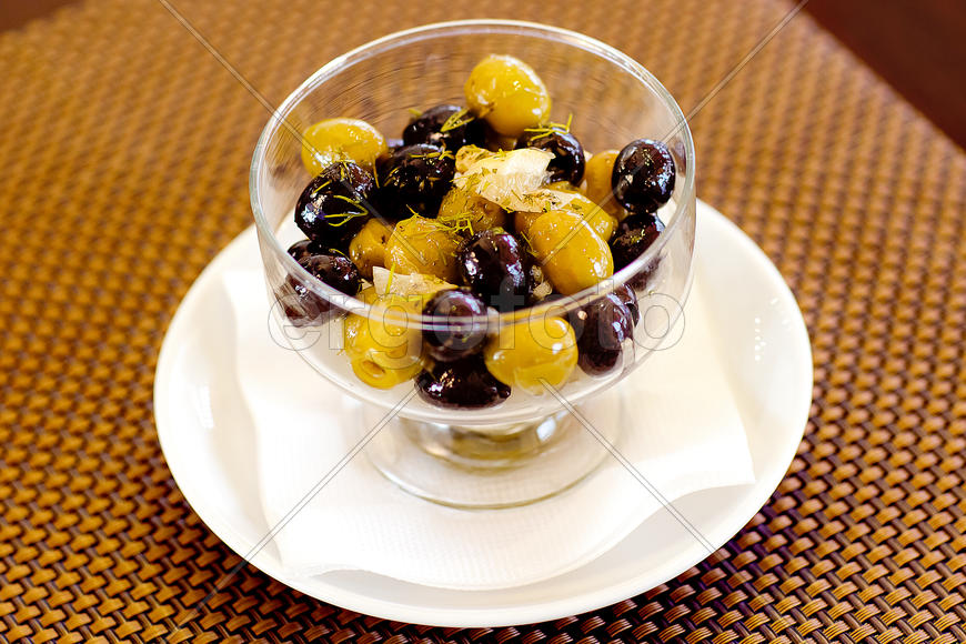 Оливки с зеленью