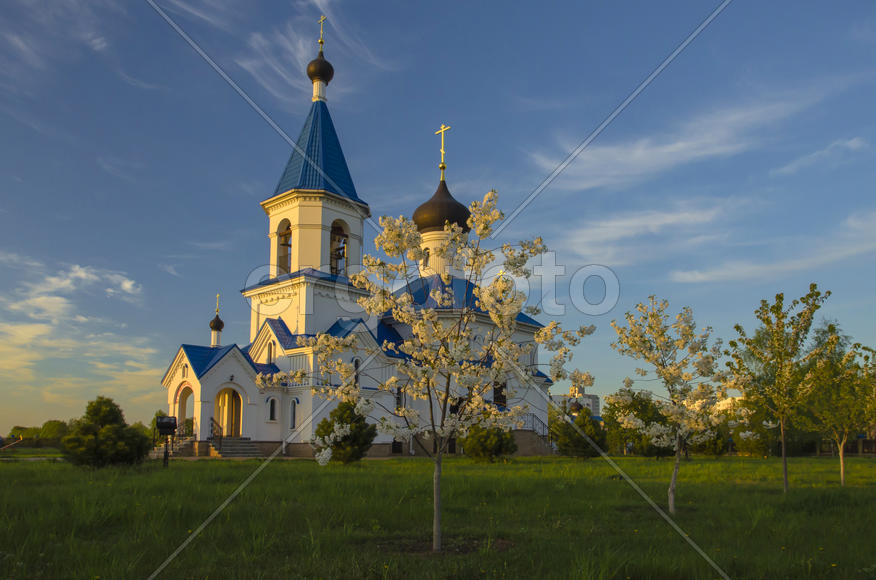 Беларусь, Минск: Свято-Никольская церковь в лучах заходящего солнца