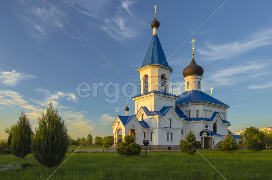Беларусь, Минск: Свято-Никольская церковь в лучах заходящего солнца