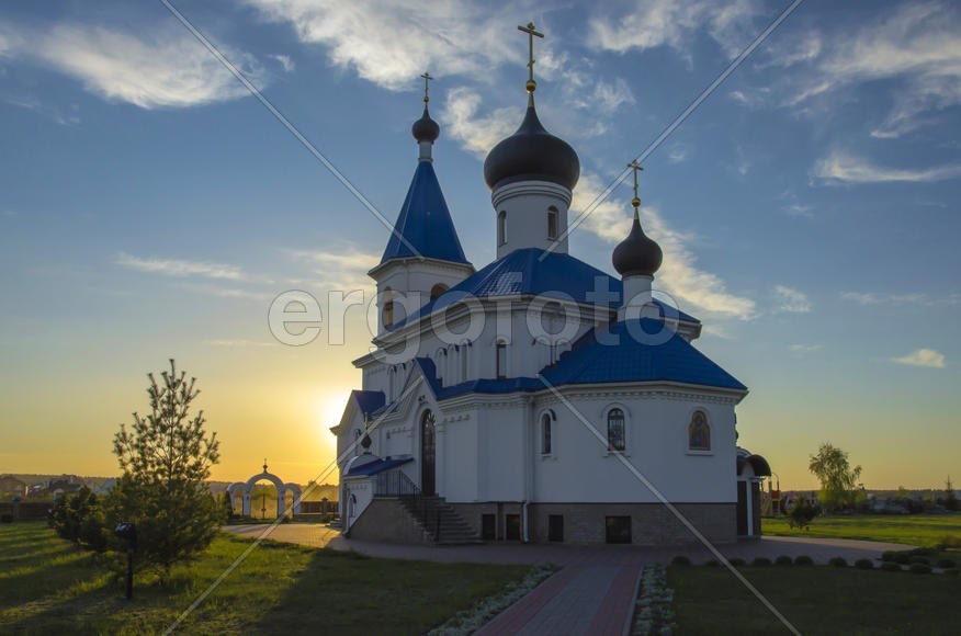 Беларусь, Минск: Свято-Никольская церковь в лучах заходящего солнца