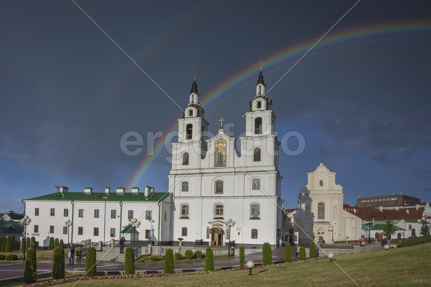 Беларусь, Минск: Святодухов собор и радуга после летнего ливня.