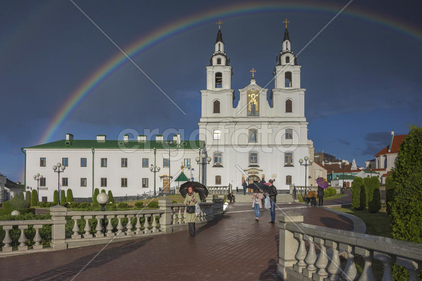 Беларусь, Минск: Святодухов собор и радуга после летнего ливня.