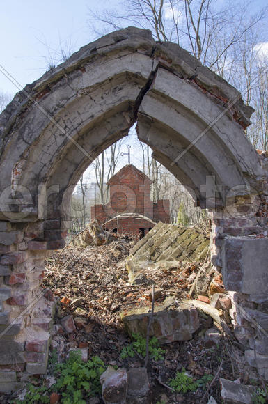 Беларусь, Минск: Кальварийское кладбище, руины каплицы.
