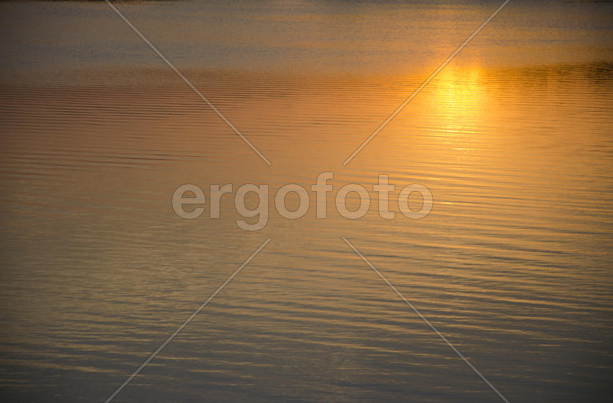 Беларусь: отражение заходящего солнца на воде