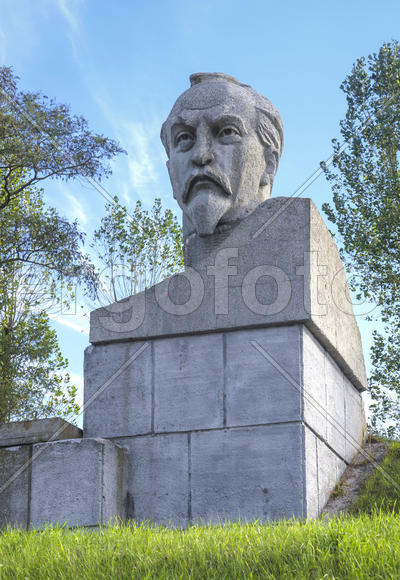 Беларусь, Столбцы: памятник на родине Феликса Дзержинского. Крупный план.