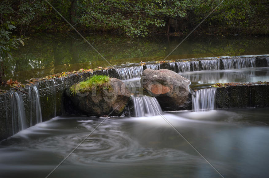 Беларусь, Минск: лесопарк "Дрозды", осенний водопадик. Крупный план.