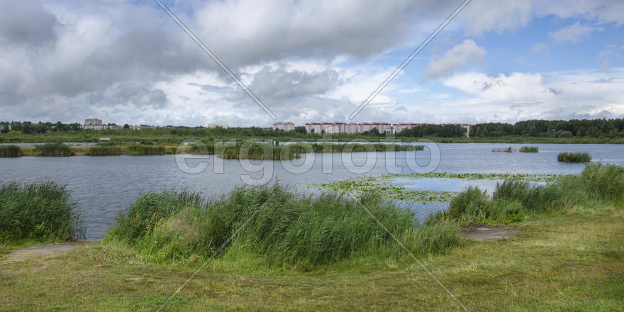Беларусь, Барановичи, панорама города: Жлобинское озеро и микрорайон Текстильщик