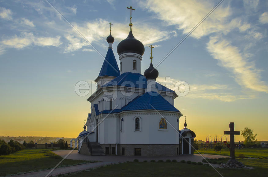 Беларусь, Минск: православная Никольская церковь на фоне заката