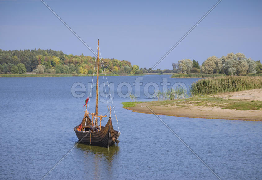 Беларусь, Несвиж: старинная ладья на водной глади.