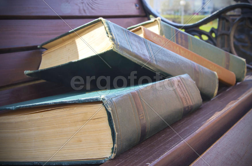 Книги на скамейке